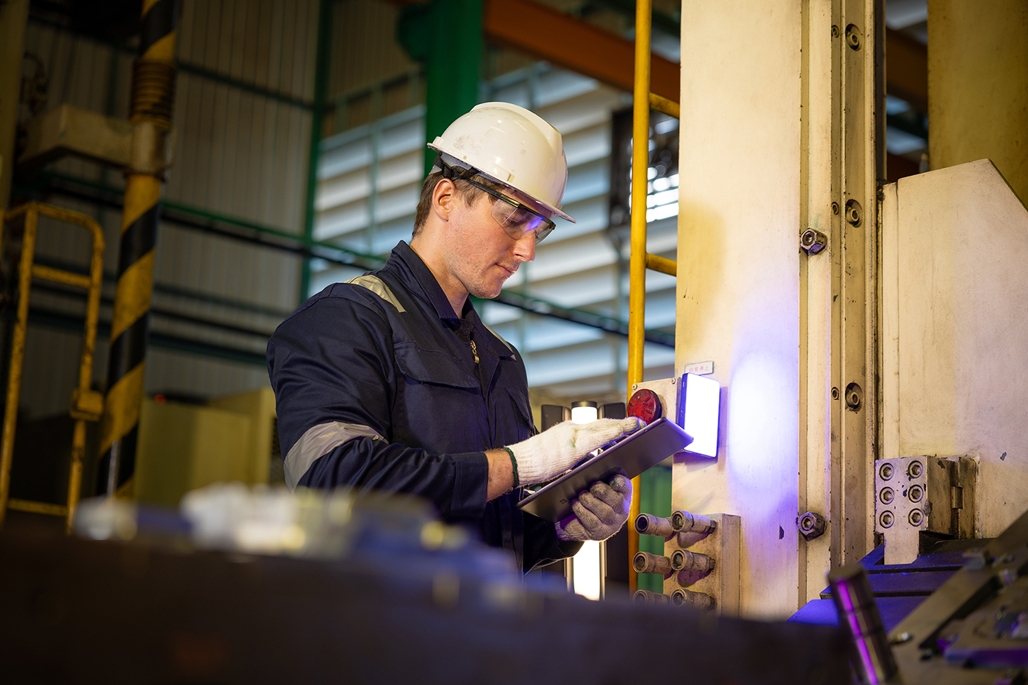 Operaio controlla un impianto industriale durante le verifiche prima della riaccensione